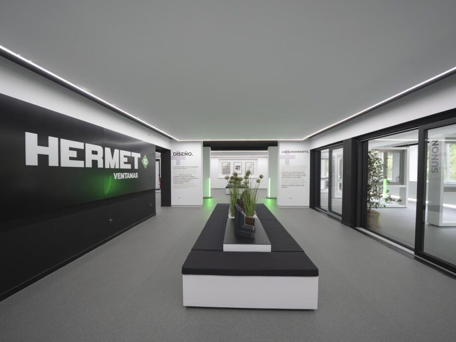 Exposición Hermet 10 Ventanas sede central