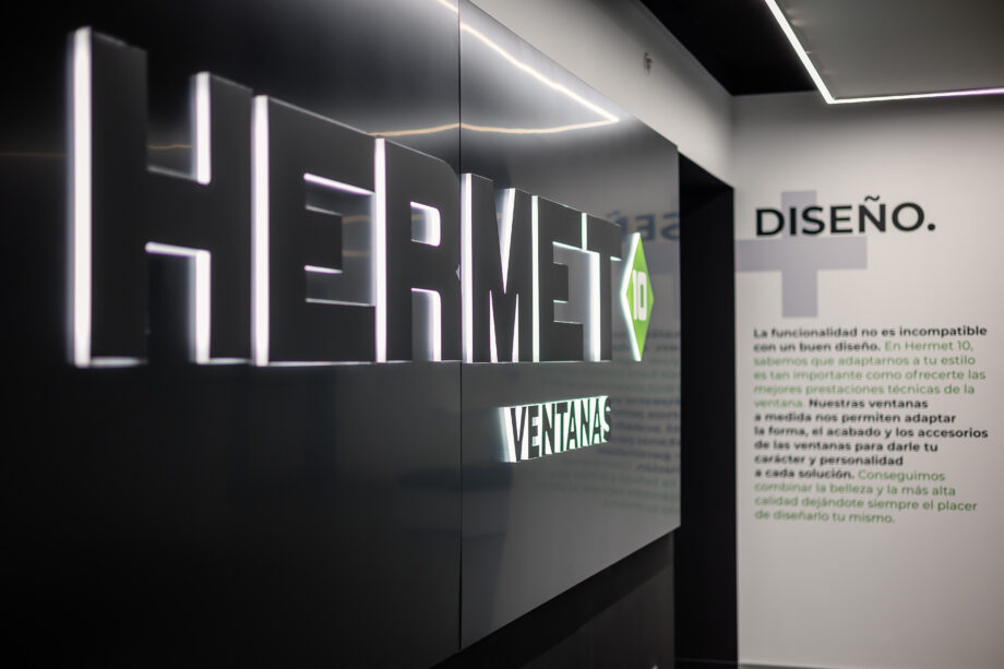 Logotipo Hermet 10 Ventanas en exposición