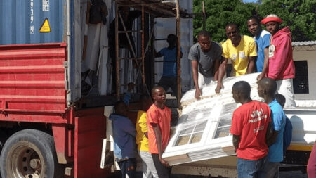 Donación ventanas Hermet 10 ONG Ayuda Contenedores