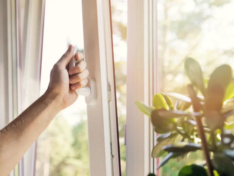 Persona abriendo ventana con un acabado excelente