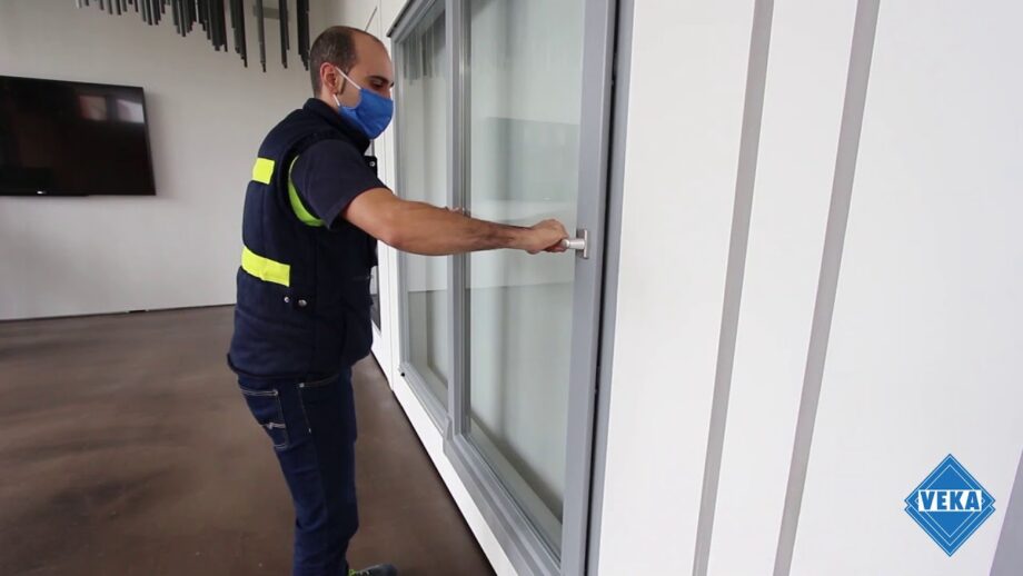 Balconera osciloparalela Veka