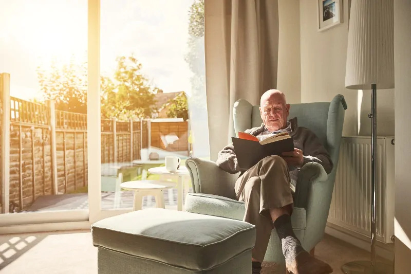 Lectura en salón con ventana con vidrio con control solar