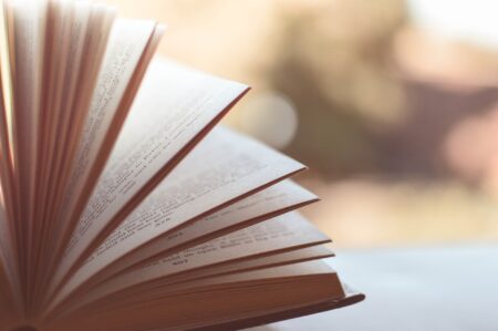 Libro al lado de ventana