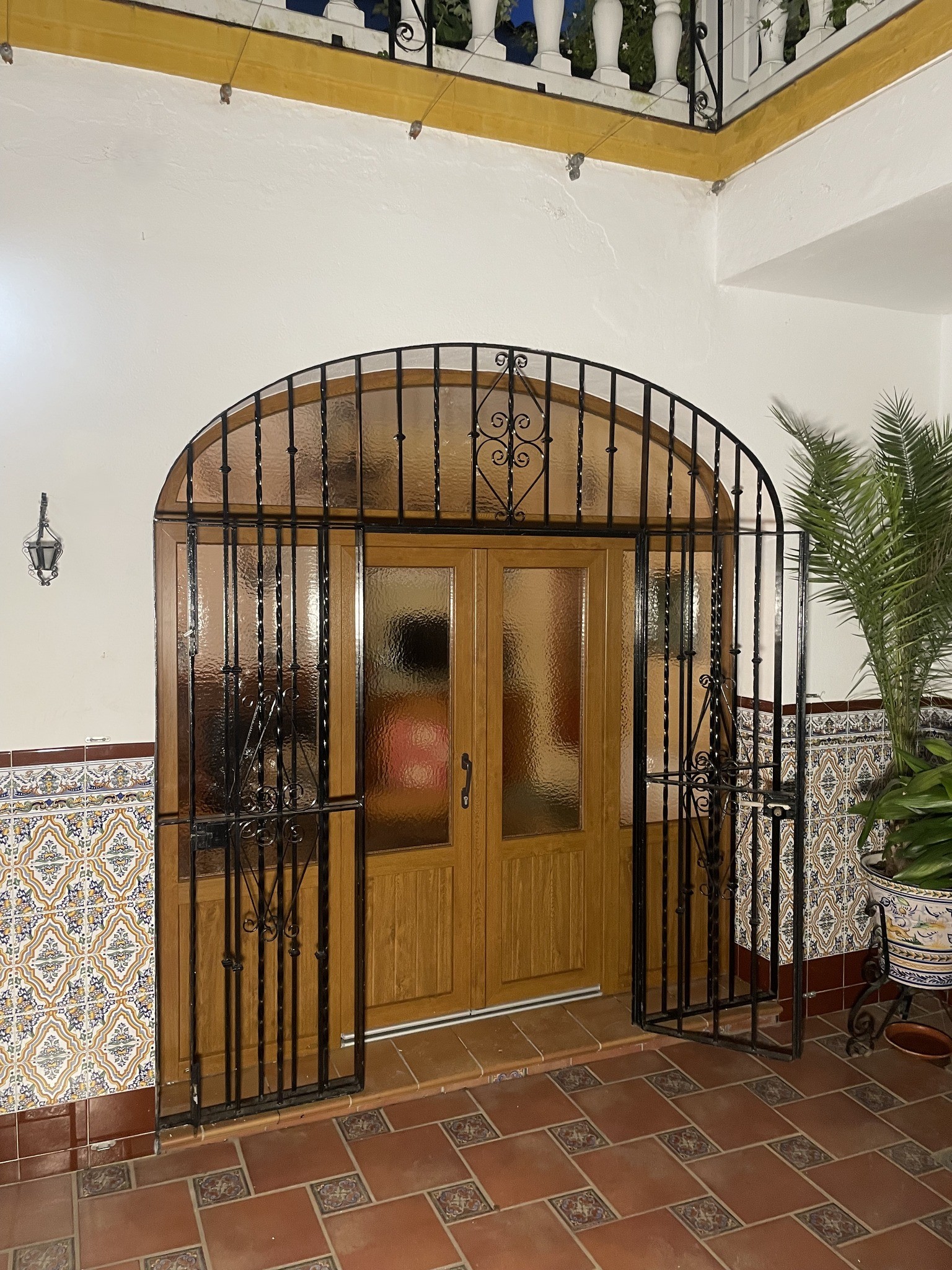 Puerta de PVC Hermet 10 instalada en casona de Constantina, Sevilla
